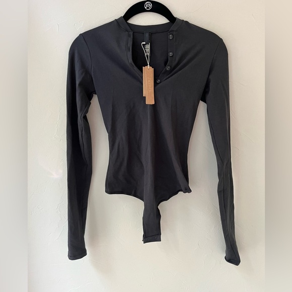 🖤SKIMS COTTON JERSEY HENLEY LONG SLEEVE BODYSUIT IN SOOT XS S - Picture 1 of 7